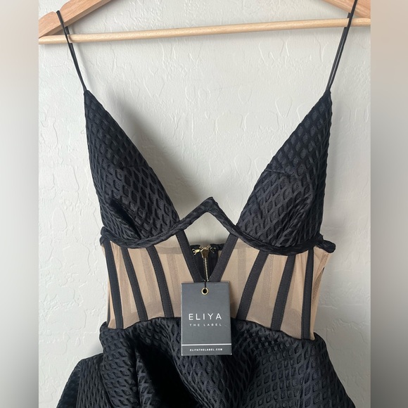 Elegant Black Dress - Picture 10 of 15